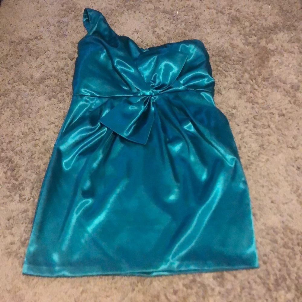 A nice green dress with pockets one shoulders. Size 11